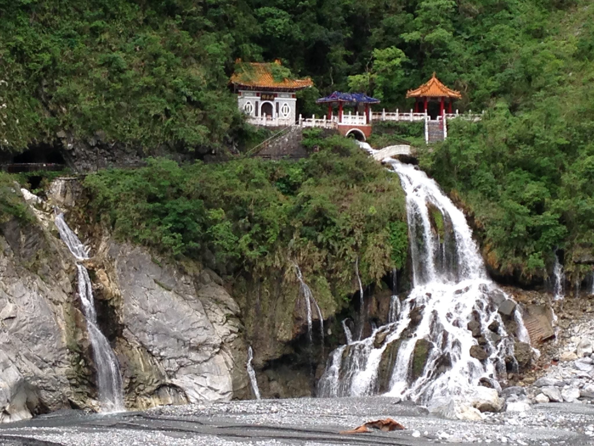 eternal-spring-shrine-tariks-national-park-taiwan